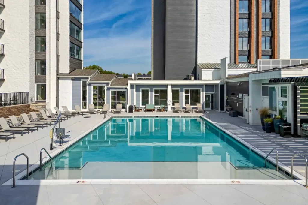 Why Some Commercial Pools Last Decades—and Others Don’t