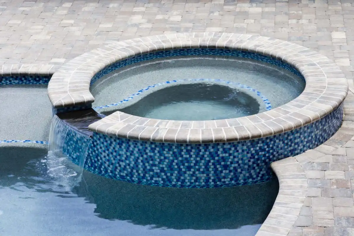 03-Heated-spa-attached-to-free-form-pool.jpg