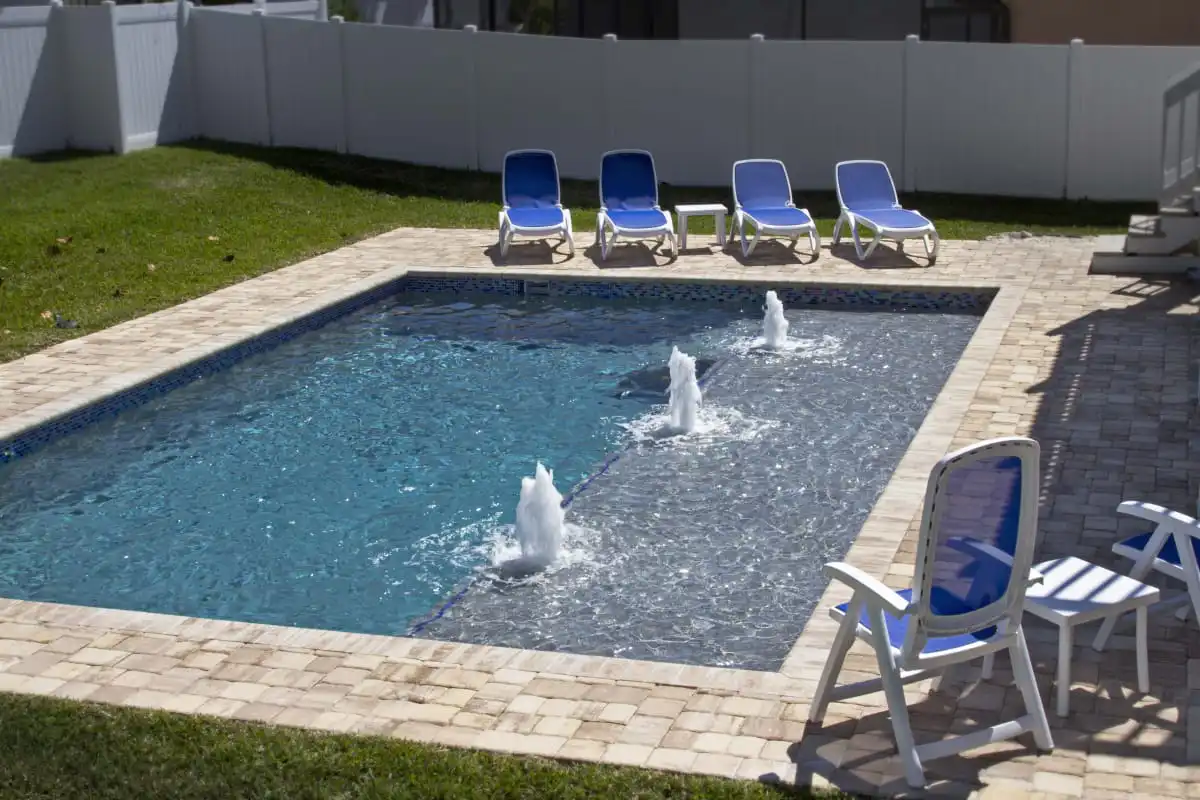 17-modern-pool-with-huge-sun-shelf-and-three-bubblers.jpg