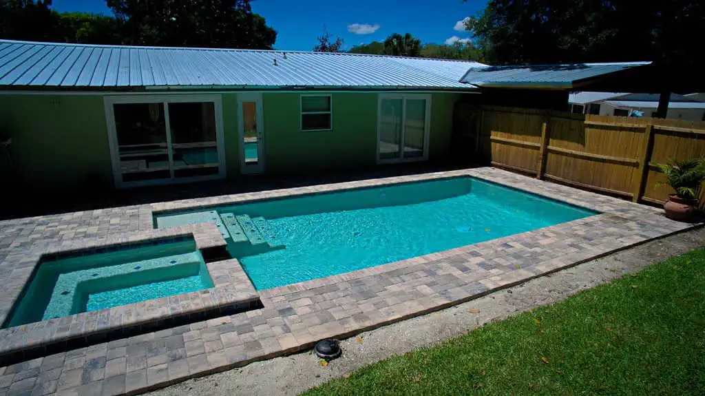 24-modern_pool_with_stairs_and_spa_port_orange_florida.jpg