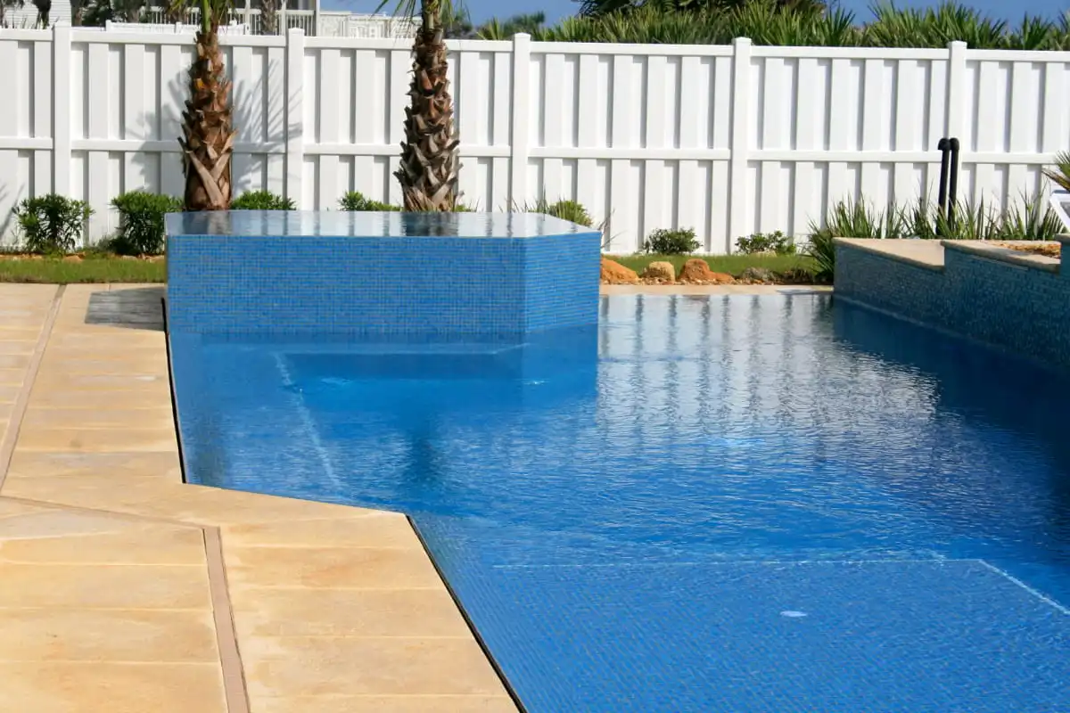 47-perimeter-rim-flow-pool-Palm-Coast-Florida.jpg