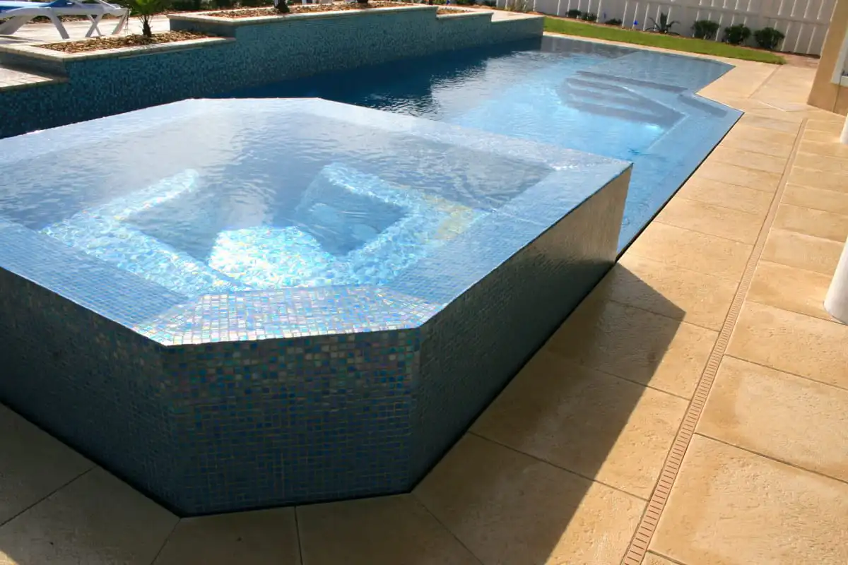 48-vanishing-edge-cube-spa.jpg