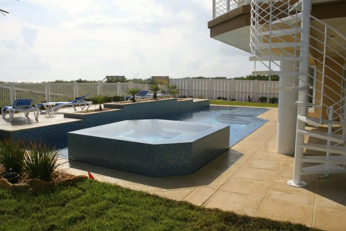 Modern-pool-with-vanishing-edge-spa.jpg