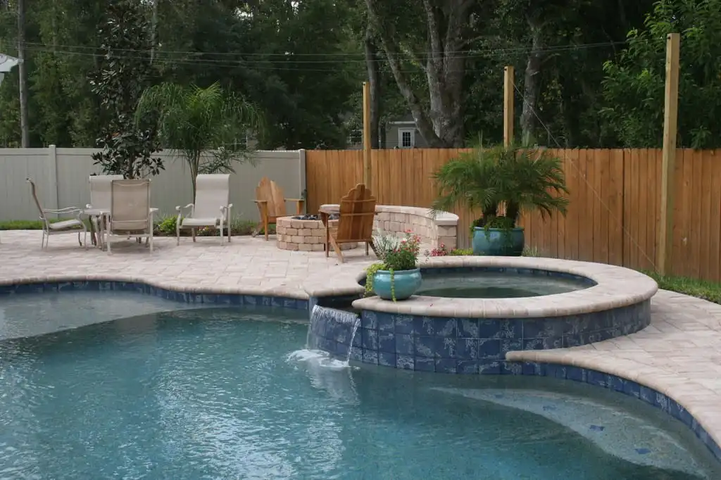 pool_with_underwater_bench_spa_sun_shelf_port_orange_florida.jpg