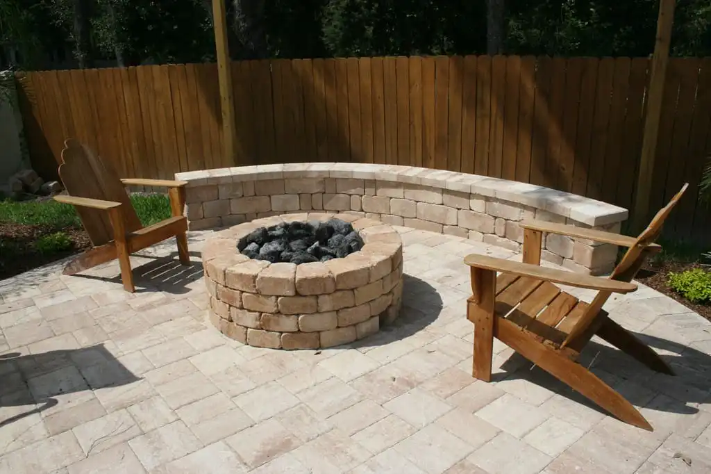 propane_gas_fire_pit_and_curved_sitting_wall.jpg